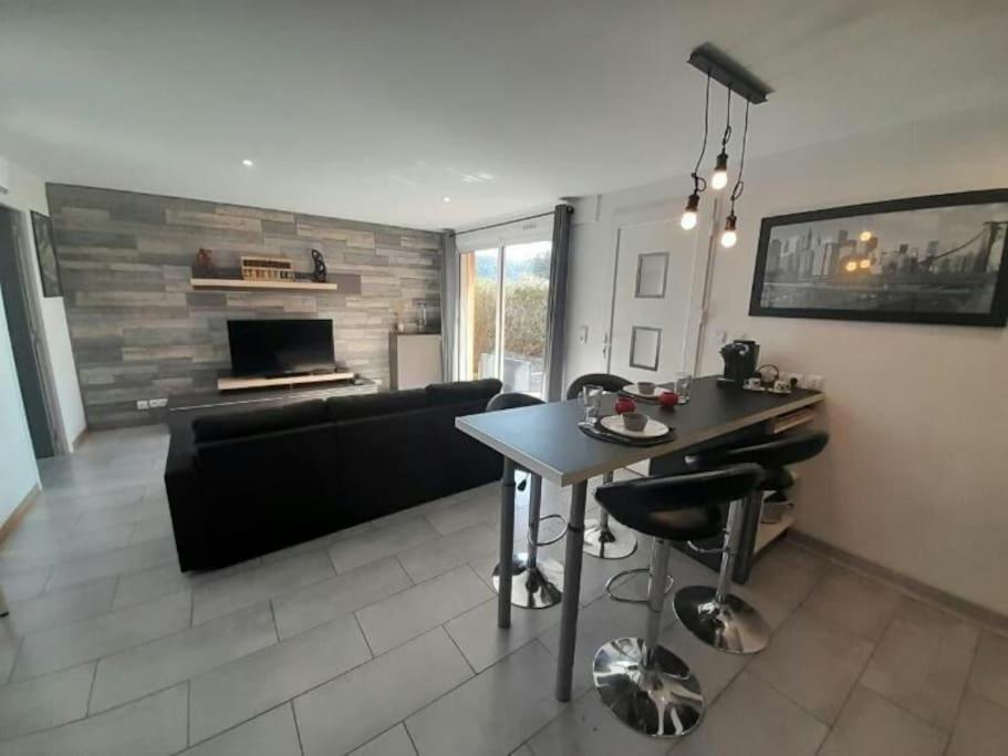 Appartement Spacieux &Tres Calme. Spacious & Very Quiet Apartment. カロ エクステリア 写真